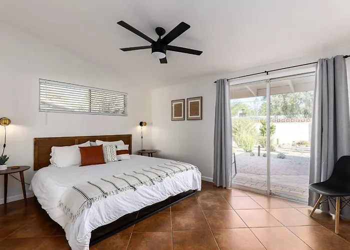 Stylish Mid-century Oasis With Pool Сasa de vacaciones