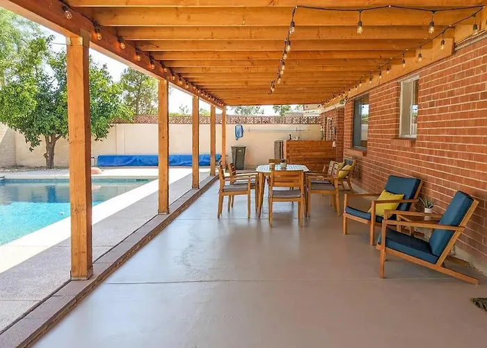 Stylish Mid-century Oasis With Pool Сasa de vacaciones *