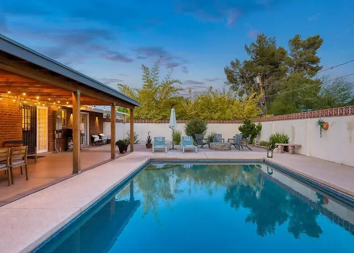 Stylish Mid-century Oasis With Pool Сasa de vacaciones