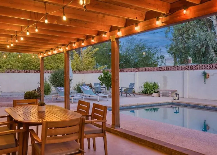 Stylish Mid-century Oasis With Pool Сasa de vacaciones Tucson