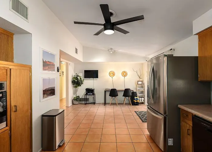Stylish Mid-century Oasis With Pool Сasa de vacaciones *