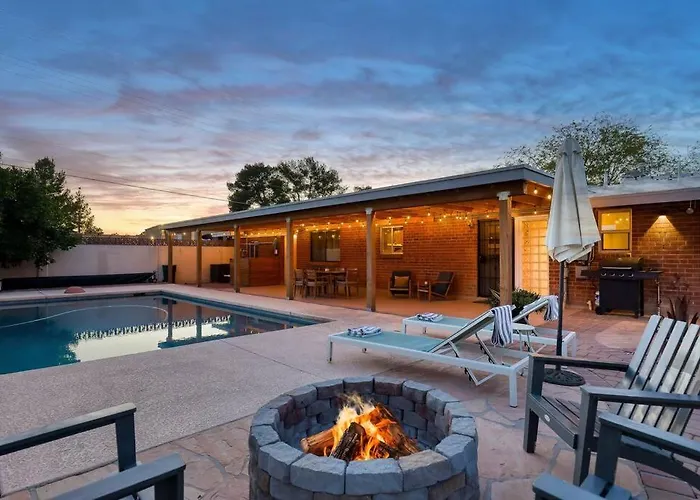 Stylish Mid-century Oasis With Pool Сasa de vacaciones