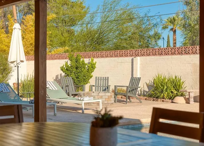 Сasa de vacaciones Stylish Mid-century Oasis With Pool *